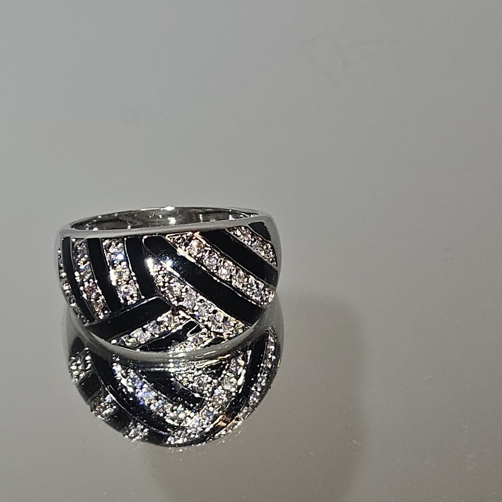 Black and silver ring size 8 - Picture 2 of 3